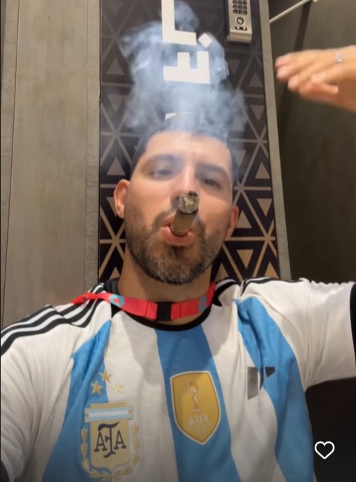 Агуэро наслаждался сигарой в раздевалке после игры, наслаждаясь победой.