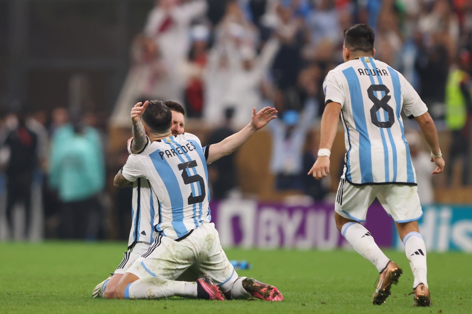 Аргентинские игроки бросились к своему главному игроку, поскольку их победа была подтверждена