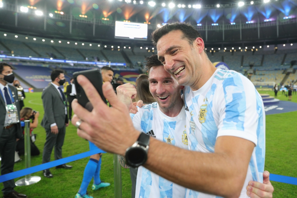 Месси и Скалони отпраздновали победу сборной Аргентины над Бразилией в финале Кубка Америки.