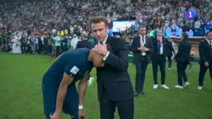 Мбаппе утешил Макрона после того, как Франция проиграла Аргентине в финале ЧМ.