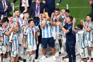 Агуэро даже получил шанс поднять трофей чемпионата мира
